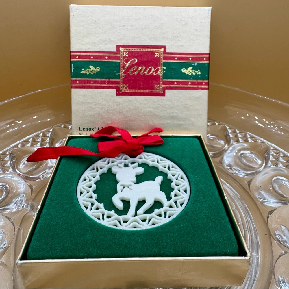 Lenox 1987 Porcelain Yuletide White Reindeer Ornament 24K gold edge‎ detail